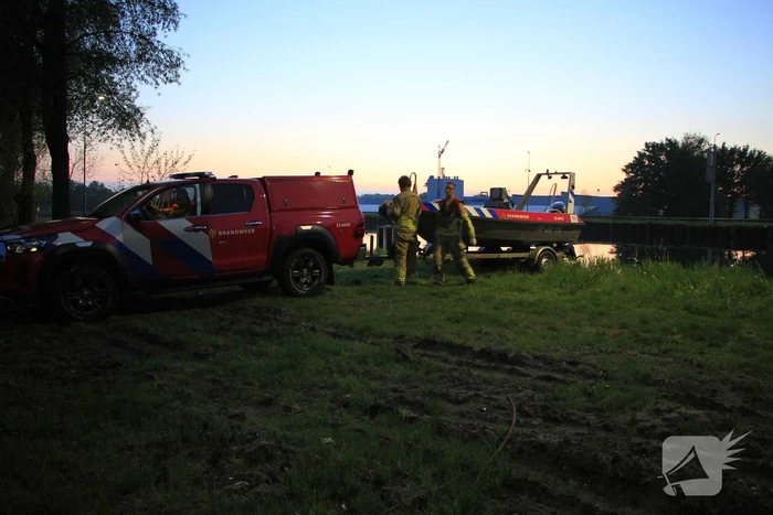 Zoektocht door brandweer naar ree in vaart