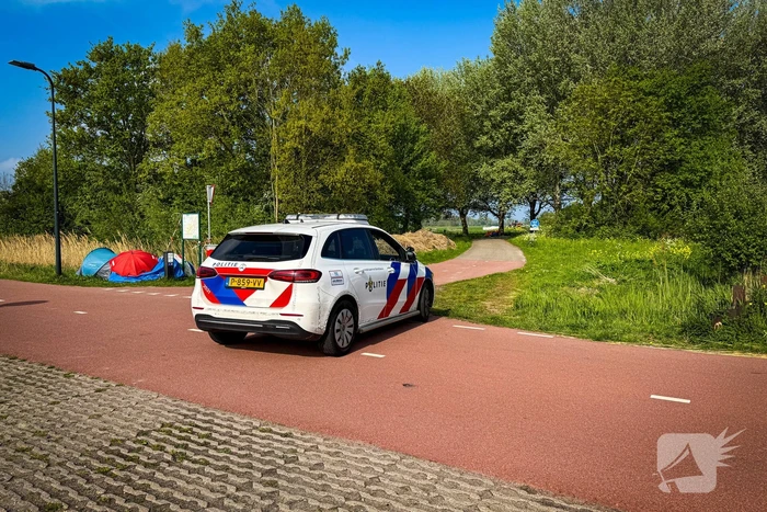 Groot onderzoek naar aantreffen fiets met kleding langs waterkant