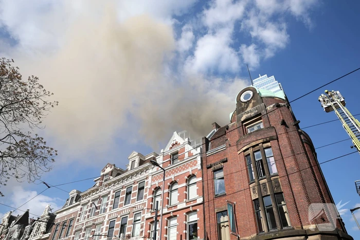 Veel rookontwikkeling bij grote brand in winkelpand