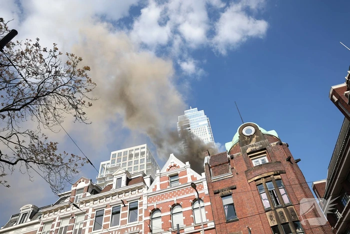 Veel rookontwikkeling bij grote brand in winkelpand