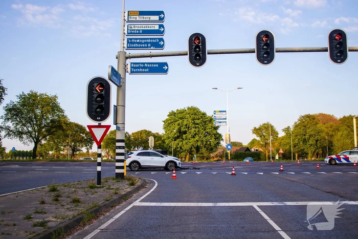 Auto belandt op zijkant bij botsing op drukke kruising