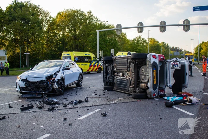 Auto belandt op zijkant bij botsing op drukke kruising