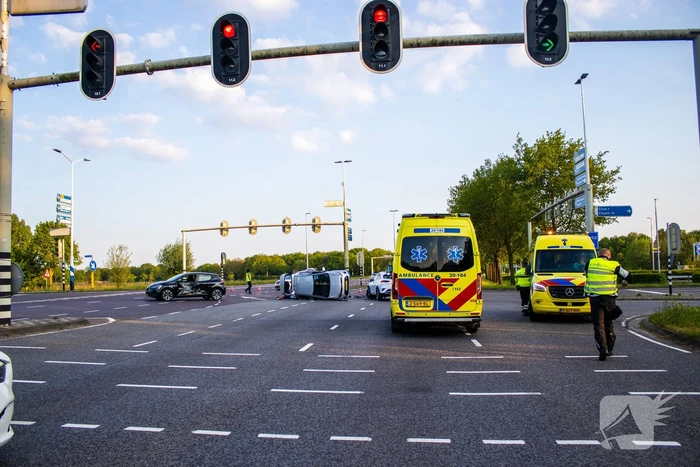 Auto belandt op zijkant bij botsing op drukke kruising