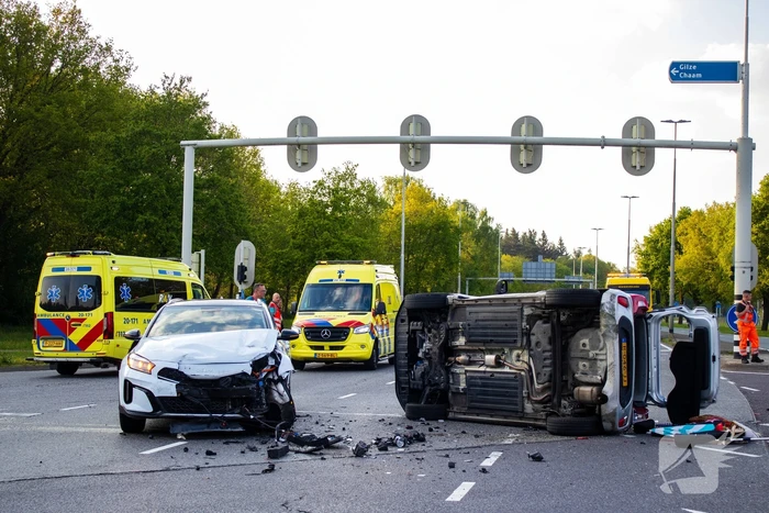 Auto belandt op zijkant bij botsing op drukke kruising