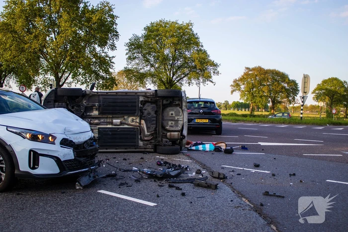 Auto belandt op zijkant bij botsing op drukke kruising