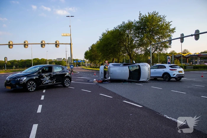 Auto belandt op zijkant bij botsing op drukke kruising