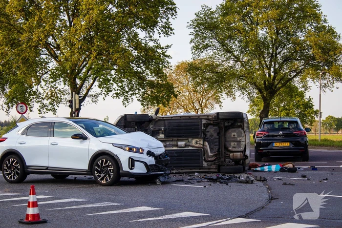 Auto belandt op zijkant bij botsing op drukke kruising