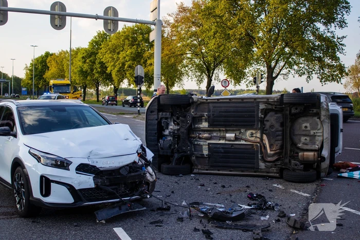 Auto belandt op zijkant bij botsing op drukke kruising