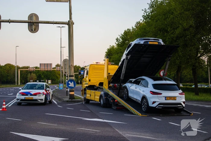 Auto belandt op zijkant bij botsing op drukke kruising