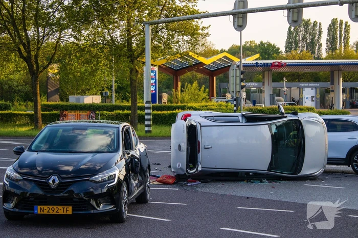 Auto belandt op zijkant bij botsing op drukke kruising