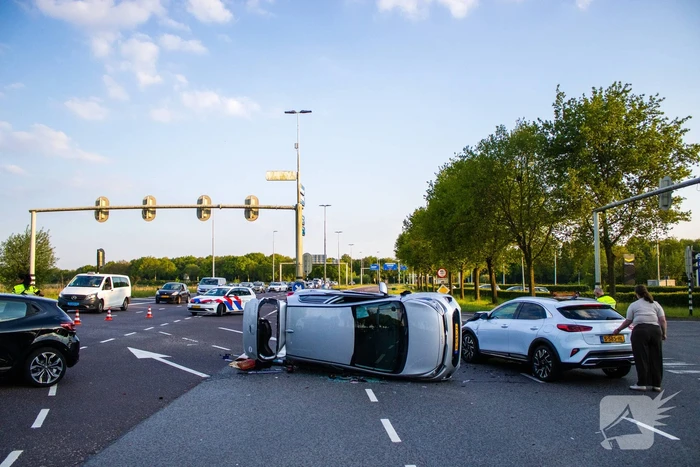 Auto belandt op zijkant bij botsing op drukke kruising