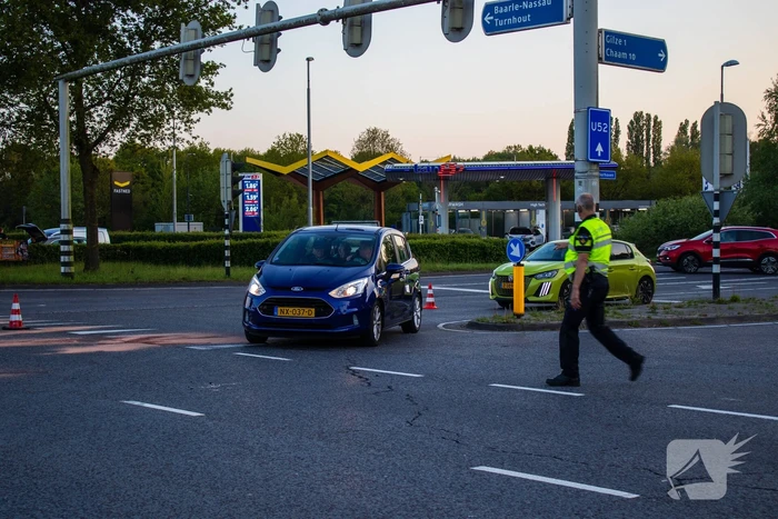 Auto belandt op zijkant bij botsing op drukke kruising