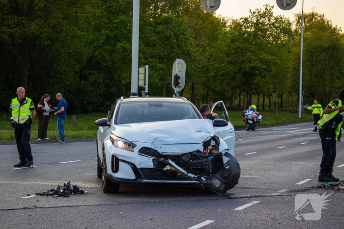 Auto belandt op zijkant bij botsing op drukke kruising
