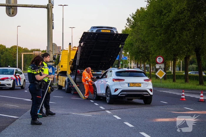 Auto belandt op zijkant bij botsing op drukke kruising