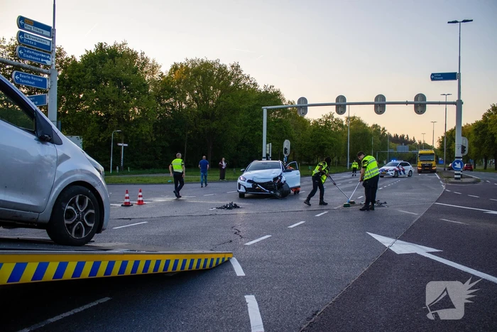 Auto belandt op zijkant bij botsing op drukke kruising
