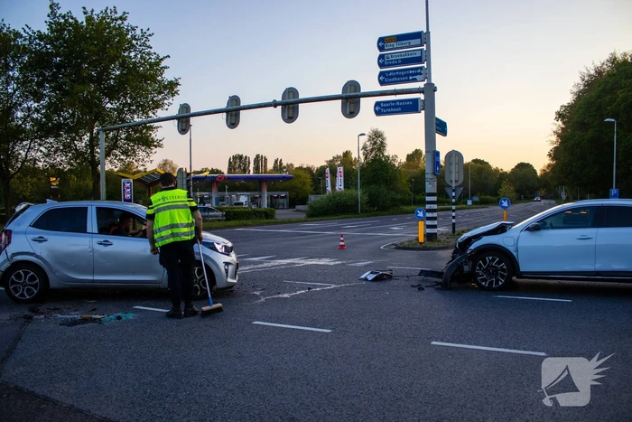Auto belandt op zijkant bij botsing op drukke kruising