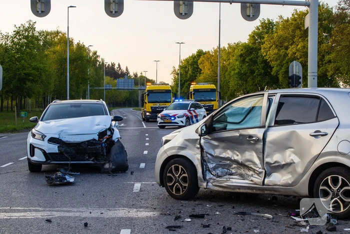 Auto belandt op zijkant bij botsing op drukke kruising