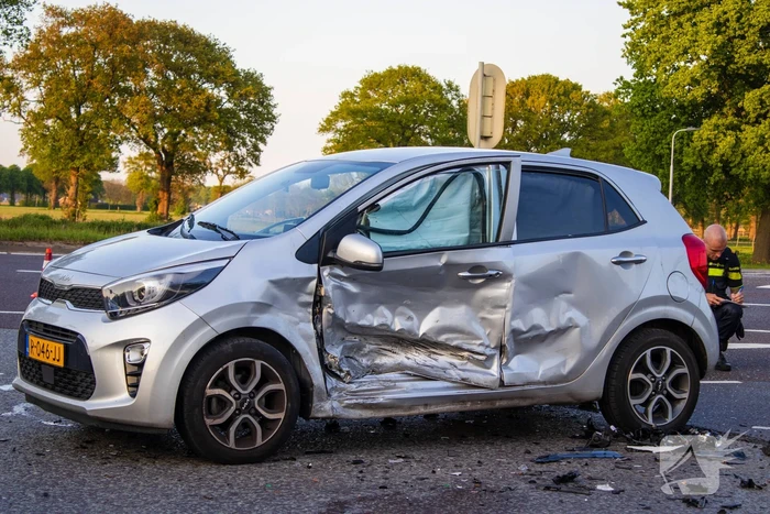 Auto belandt op zijkant bij botsing op drukke kruising