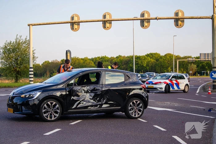 Auto belandt op zijkant bij botsing op drukke kruising