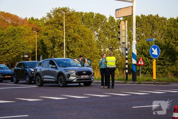 Auto belandt op zijkant bij botsing op drukke kruising