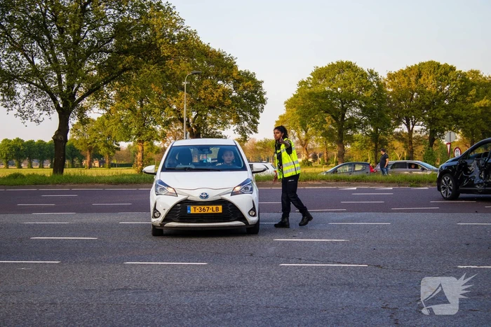 Auto belandt op zijkant bij botsing op drukke kruising