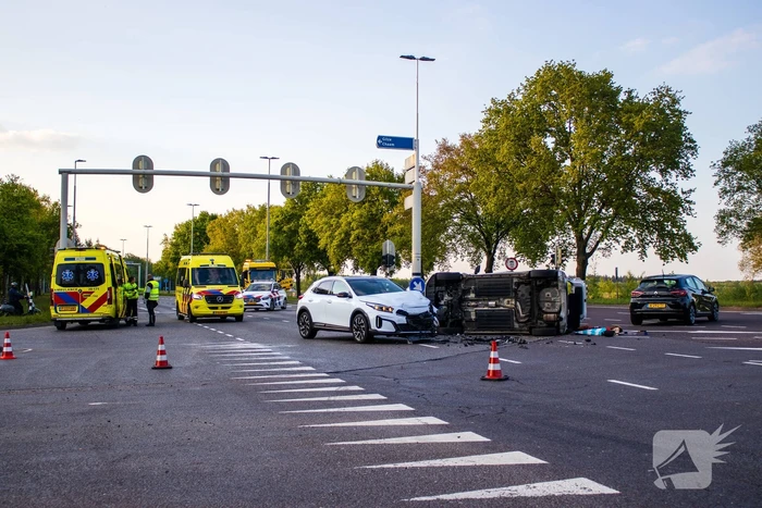 Auto belandt op zijkant bij botsing op drukke kruising