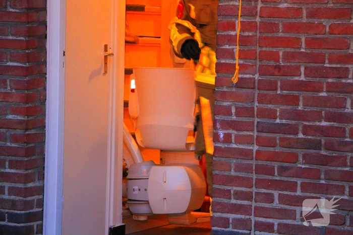 Brandweer klimt naar binnen om vrouw op traplift te bevrijden