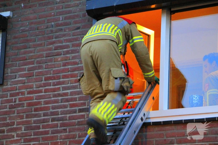 Brandweer klimt naar binnen om vrouw op traplift te bevrijden