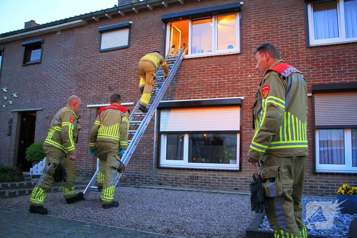 Brandweer klimt naar binnen om vrouw op traplift te bevrijden