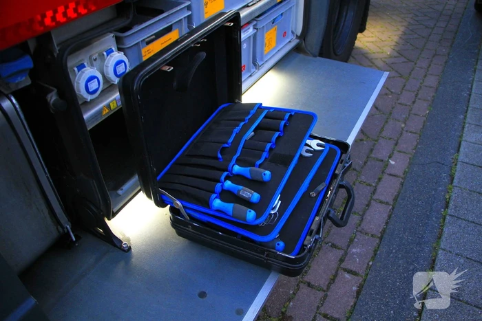 Brandweer klimt naar binnen om vrouw op traplift te bevrijden