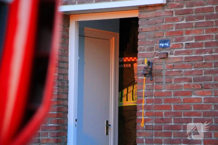 Brandweer klimt naar binnen om vrouw op traplift te bevrijden