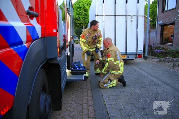 Brandweer klimt naar binnen om vrouw op traplift te bevrijden