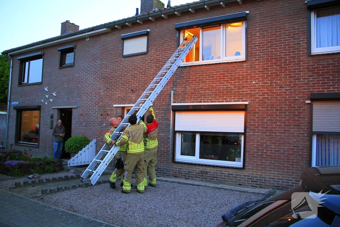 Brandweer klimt naar binnen om vrouw op traplift te bevrijden