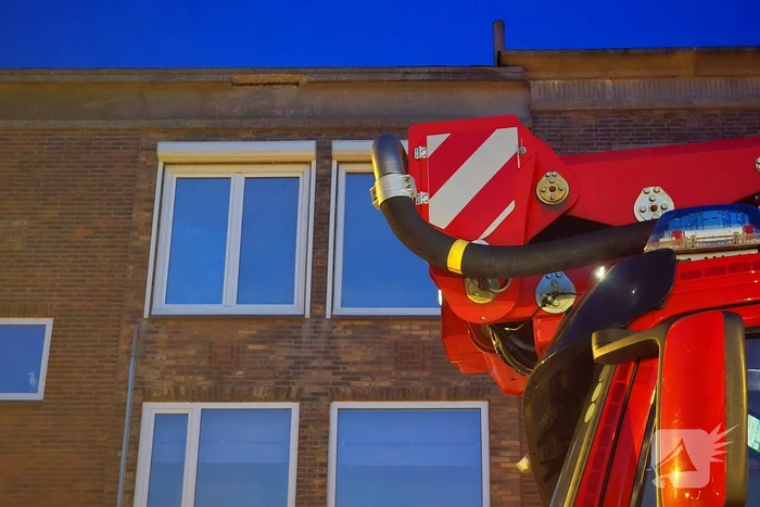 Brokstukken op stoep van gevel