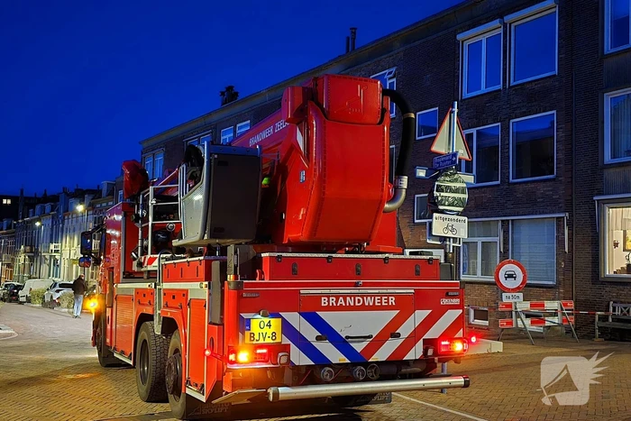Brokstukken op stoep van gevel