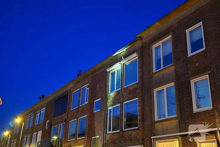 Brokstukken op stoep van gevel