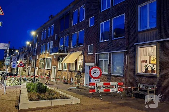 Brokstukken op stoep van gevel