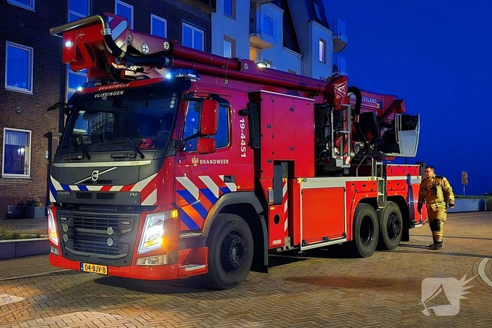 Brokstukken op stoep van gevel