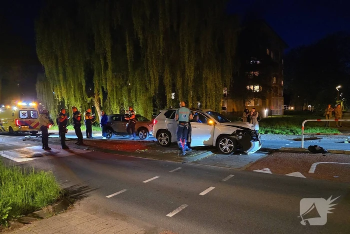 Ravage nadat auto over straatmeubilair rijdt