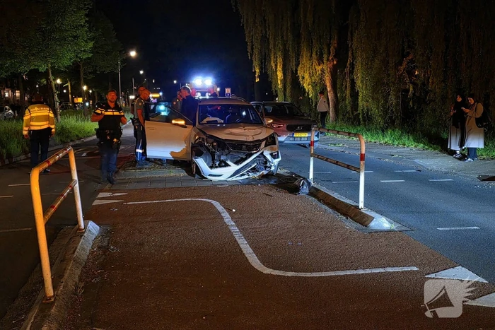 Ravage nadat auto over straatmeubilair rijdt