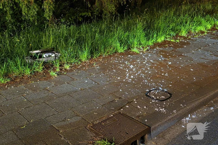 Ravage nadat auto over straatmeubilair rijdt