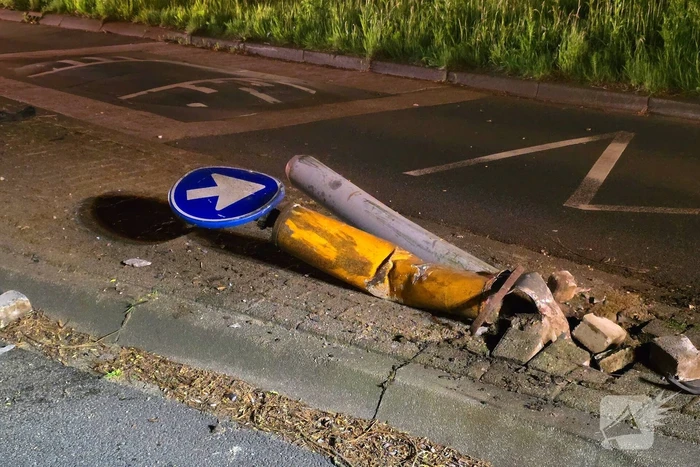 Ravage nadat auto over straatmeubilair rijdt