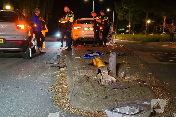 Ravage nadat auto over straatmeubilair rijdt