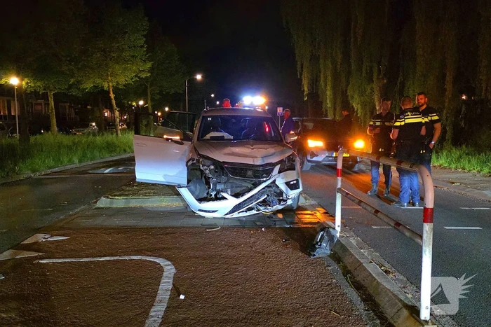 Ravage nadat auto over straatmeubilair rijdt