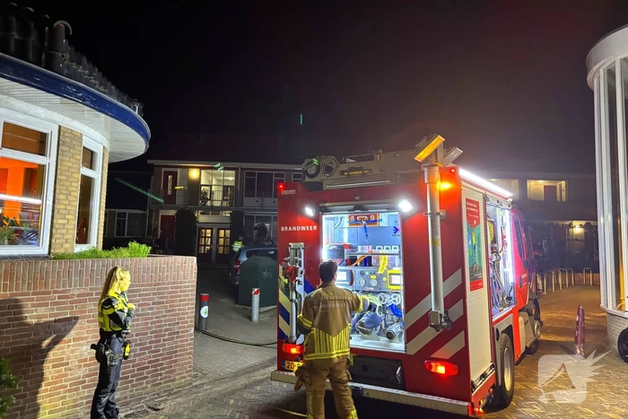 Brandweer blust brand in schaftkeet