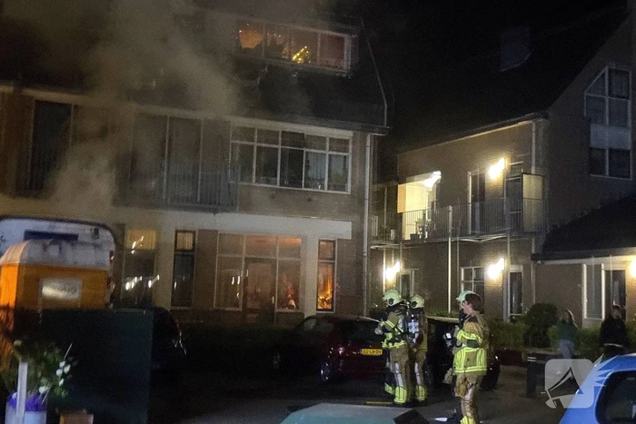 Brandweer blust brand in schaftkeet