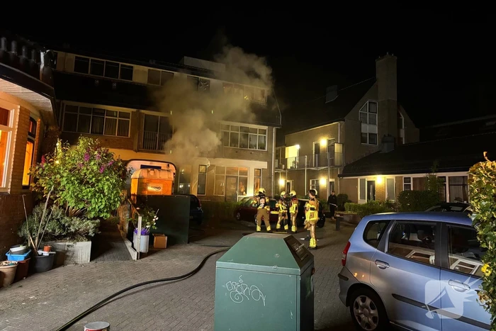 Brandweer blust brand in schaftkeet