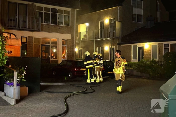 Brandweer blust brand in schaftkeet