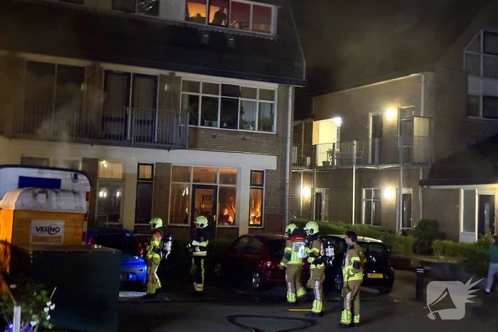 Brandweer blust brand in schaftkeet