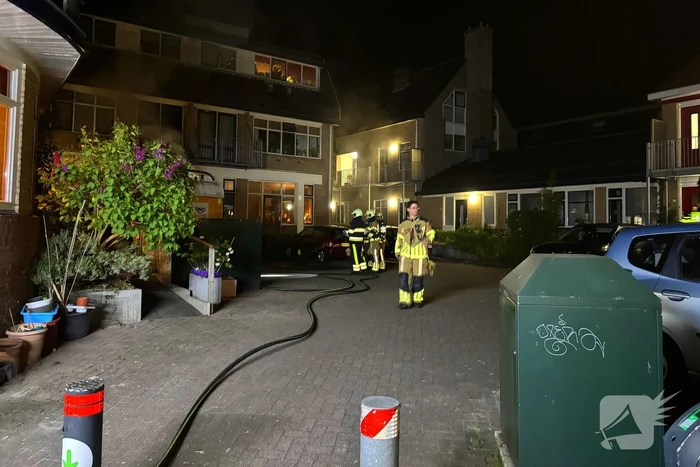 Brandweer blust brand in schaftkeet